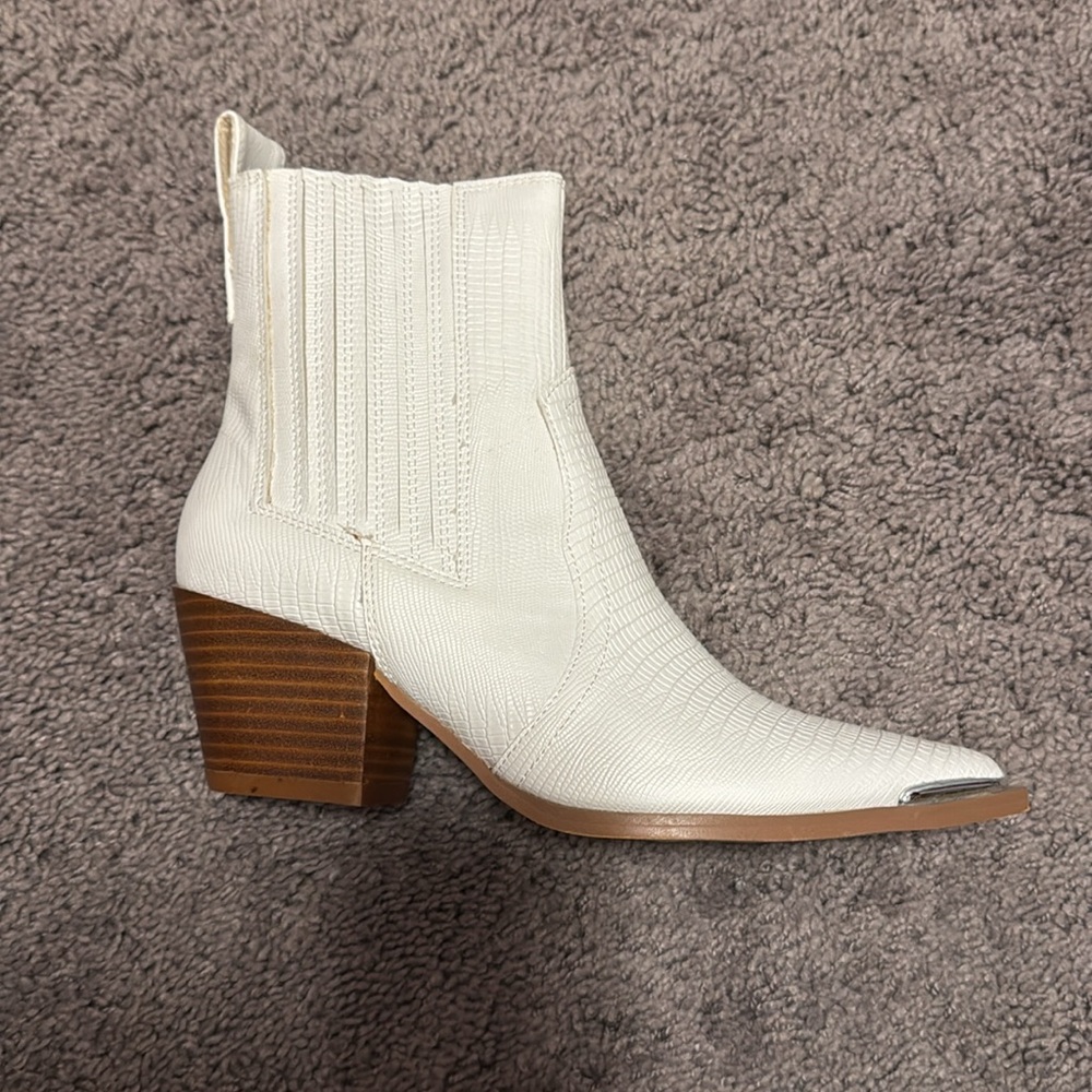 NWT Women’s White Booties 8